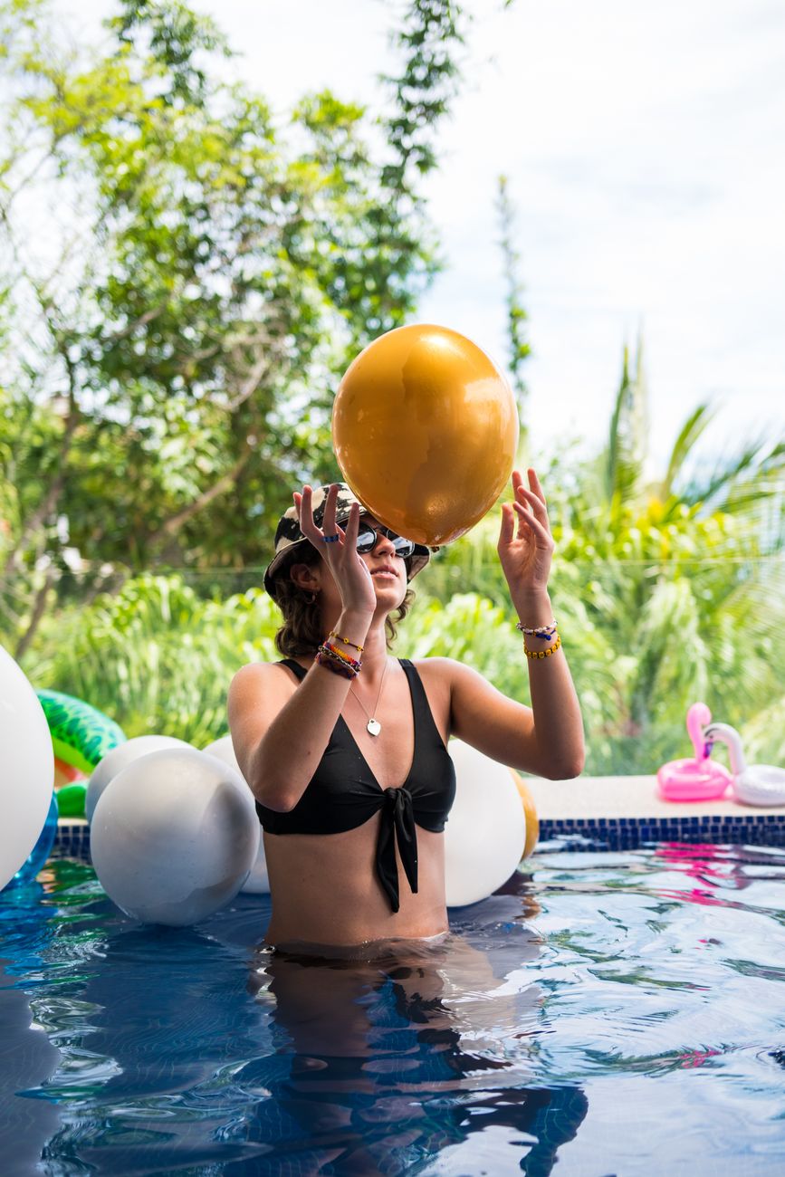 Mujer en bikini junto al agua