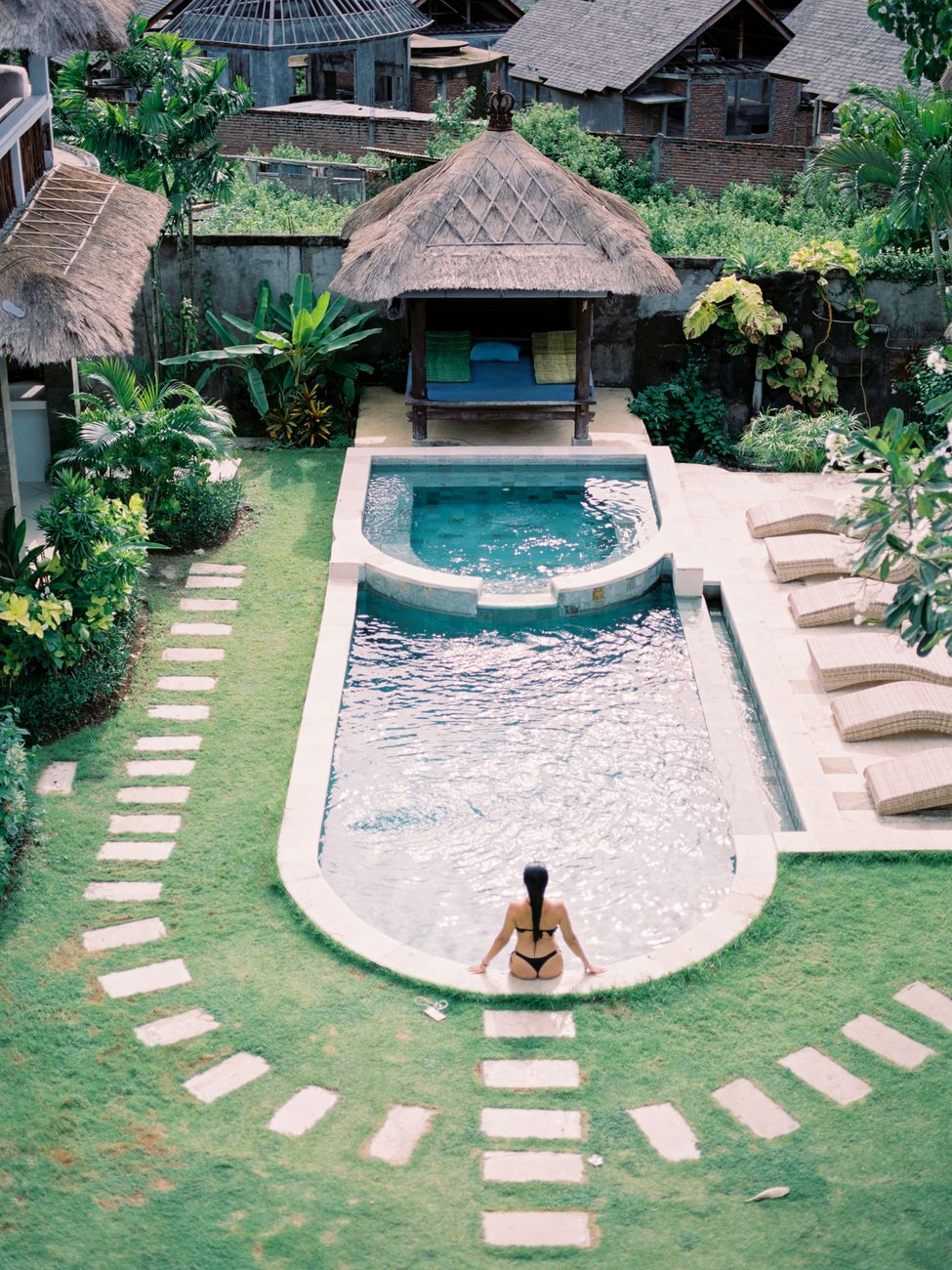 Mujer en bikini junto al agua