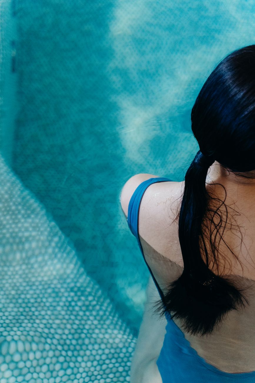Mujer en bikini junto al agua