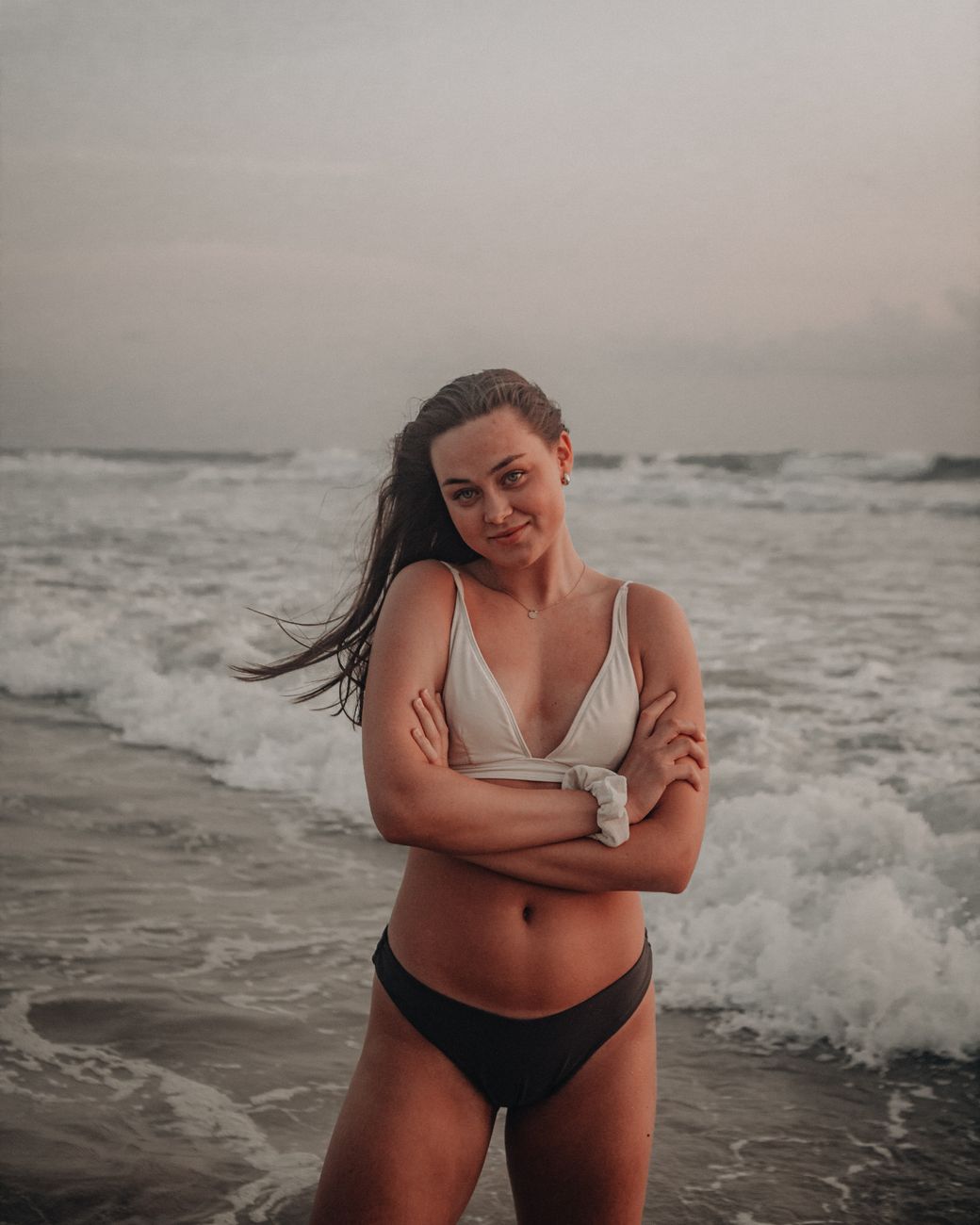 Mujer en bikini junto al agua
