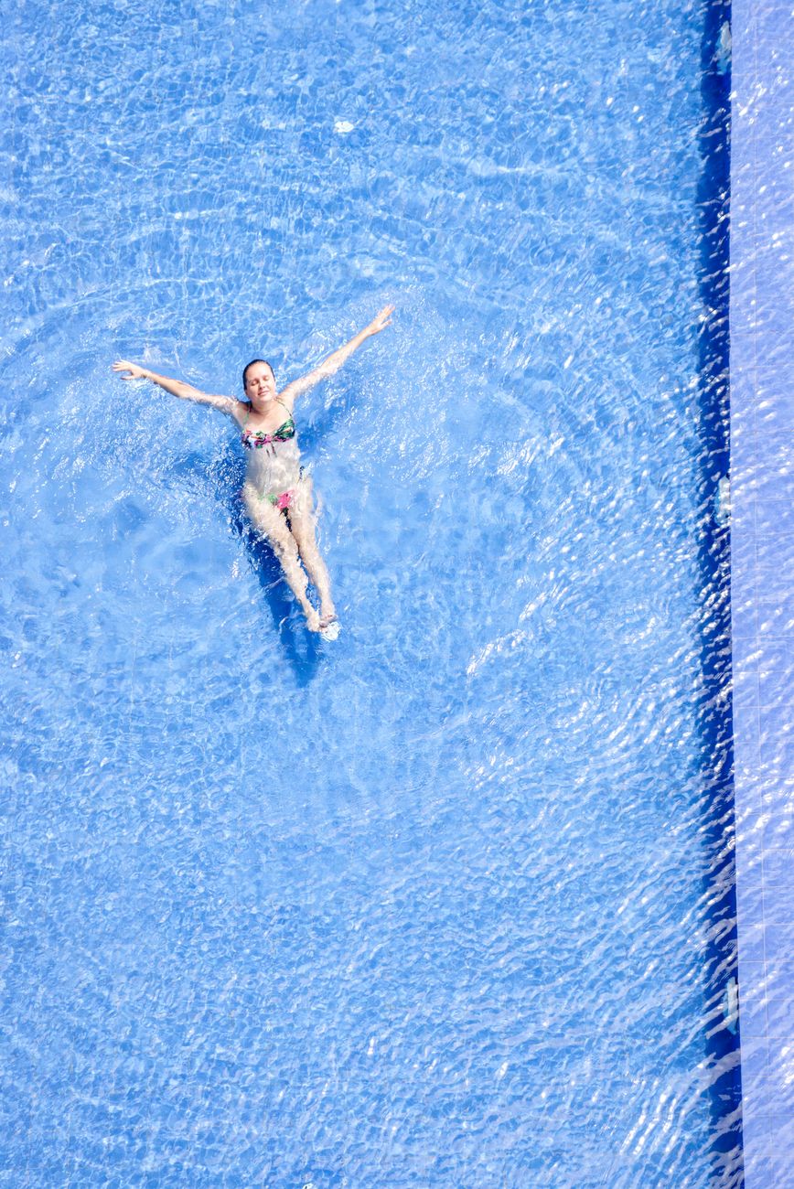 Mujer en bikini junto al agua